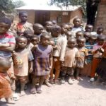 Activité d’accompagnement sur les jeux collectifs d’enfants pour encourager le vivre à Chonwe      