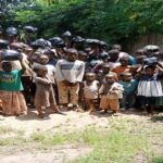 Les enfants orphelins ayant reçu des vêtements
