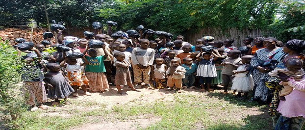 Les enfants orphelins ayant reçu des vêtements